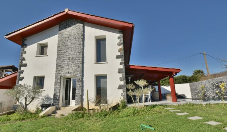 Maison contemporaine avec piscine