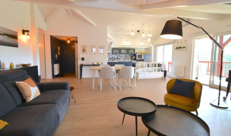 BIDART – Dernier étage – 98 m² – Terrasse – Box – Cave – Parking