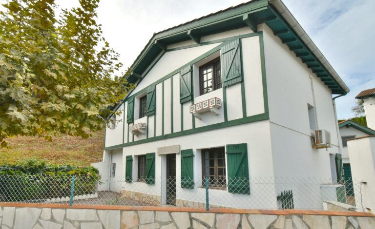 Bidart centre – Maison à rénover avec atelier