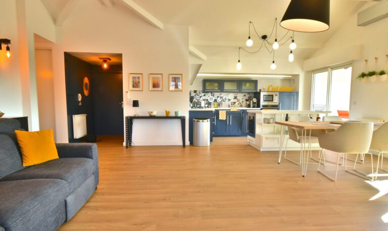 BIDART – Dernier étage – 98 m² – Terrasse – Box – Cave – Parking